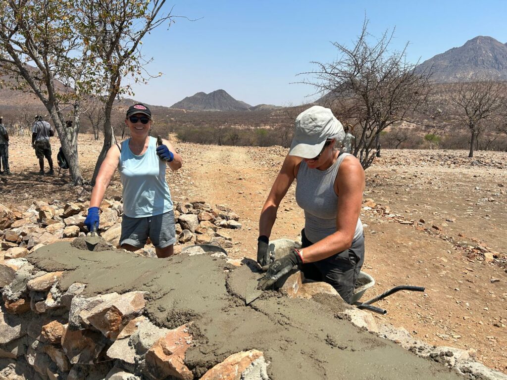 Les volontaires construisent des murs de protection autour des puits