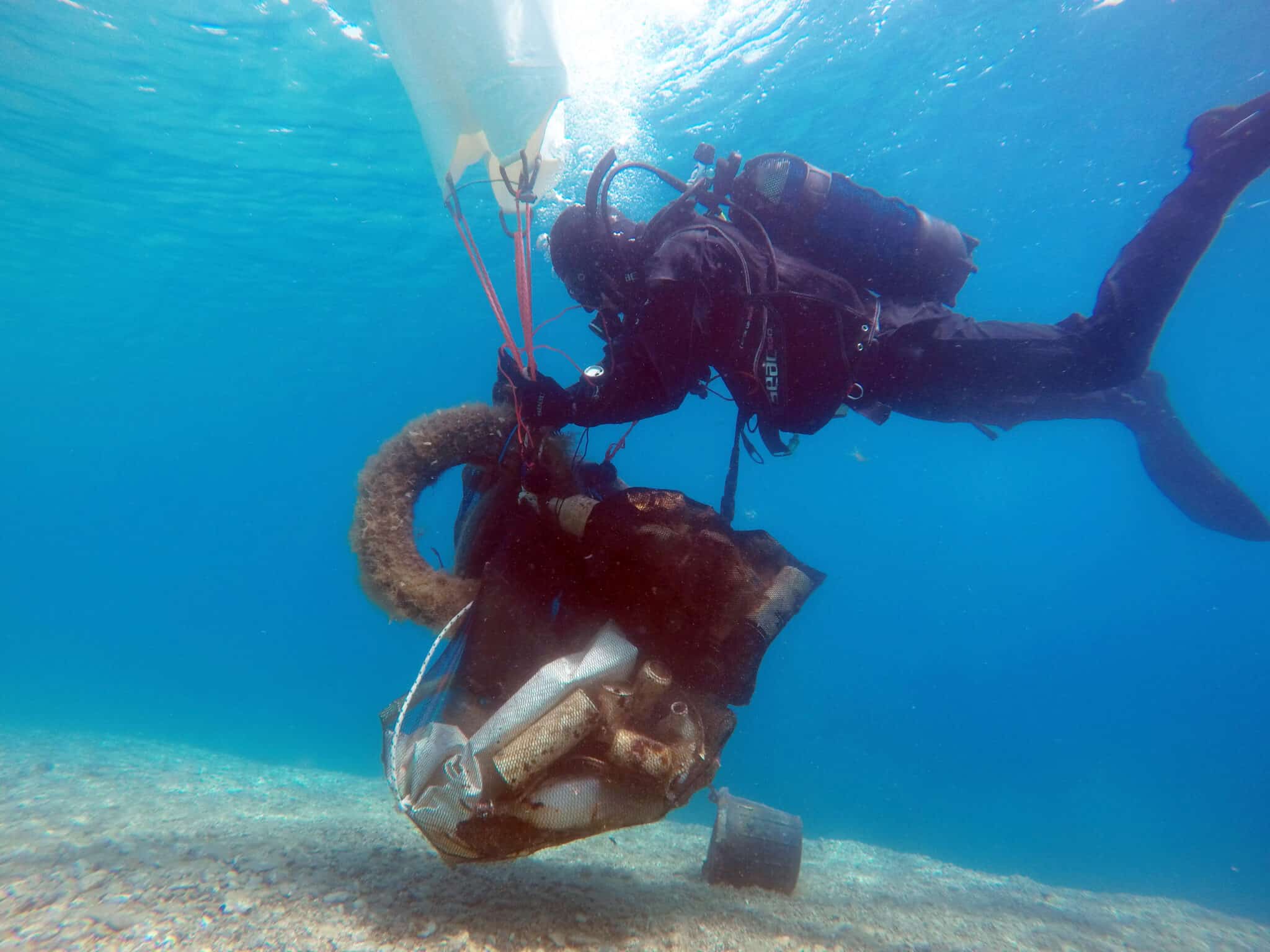 Les volontaires collecte les déchets sous-marins autour d'Alonissos