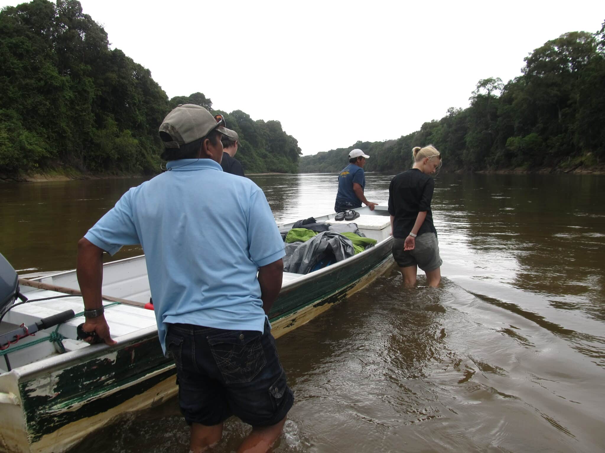 Il faut 4 heures de pirogue pour atteindre le village